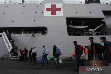 TNI AL kerahkan KRI dr Soeharso bantu angkut penumpang ke Pulau Bawean