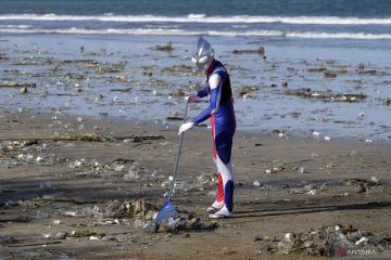 Ultraman bersih-bersih sampah Pantai Kuta