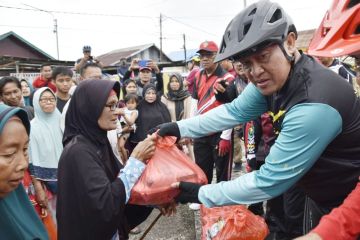 Wagub Kalteng bersepeda sembari bagikan paket sembako kepada warga