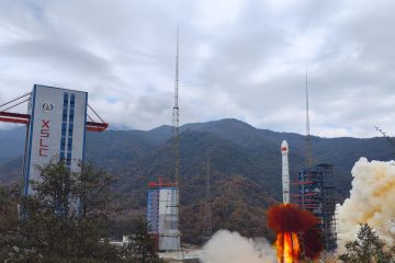 China luncurkan satelit eksperimen luar angkasa