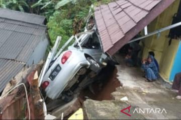 Dua mobil rusak terbawa longsor di Cisarua Bogor