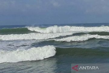 Masyarakat pesisir diminta waspada gelombang tinggi hingga empat meter