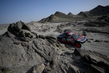 Ekstrom kalahkan Loeb untuk rebut kemenangan prolog Dakar 2023