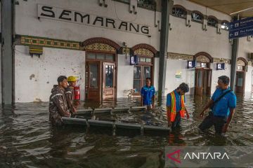 Stasiun Tawang terendam banjir