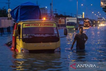 Banjir merendam jalan pantura Semarang