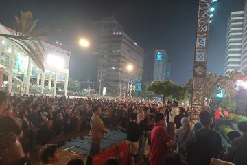 Warga menyemut di Sarinah Thamrin Jakarta menantikan Tahun Baru 2023