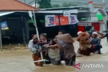 Banjir akibatkan pasien Klinik Fajar Habibi Pamekasan dievakuasi