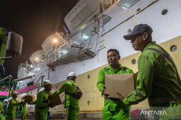 Pelni salurkan bantuan paket sembako untuk warga Kepulauan Karimunjawa