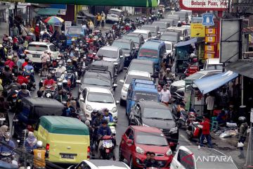 Jalur wisata Puncak Bogor mulai dipadati kendaraan jelang malam pergantian tahun