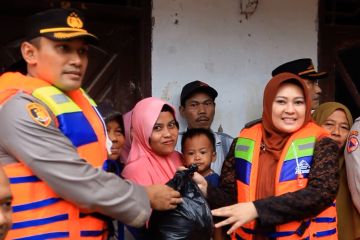 Bupati Irna pastikan warga terdampak banjir terima bantuan