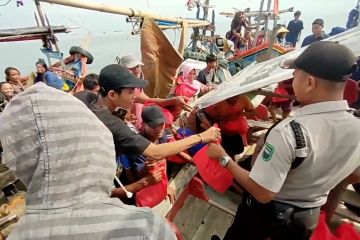 Cuaca buruk, nelayan pesisir Cirebon mendapat bantuan sembako
