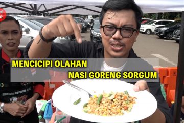 Mencicipi olahan nasi goreng sorgum