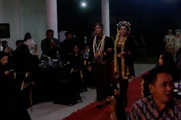 Menyilau kekayaan nusantara dari busana pengantin tradisional