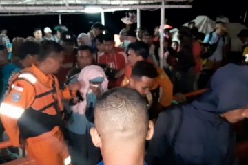 Basarnas dan KSOP Ternate evakuasi penumpang KMP Mutiara Ferindo VI