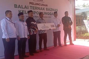 Baznas serahkan bantuan ternak unggas ke warga Madiun