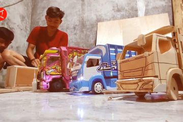 Cerita pemuda di Batang yang meraup sukses membuat miniatur truk