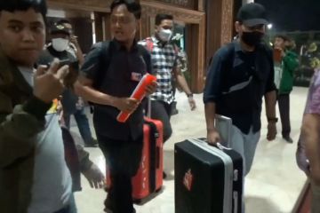 KPK geledah DPRD Jawa Timur dan bawa tiga koper dokumen