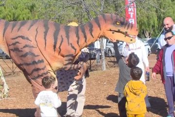 Mengunjungi pameran dinosaurus yang nampak nyata di California Selatan