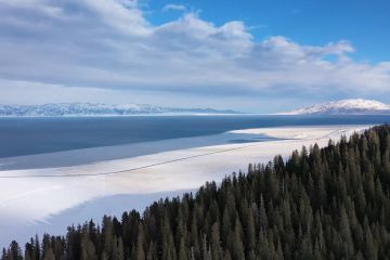 Menikmati pemandangan musim dingin di Danau Sayram Xinjiang