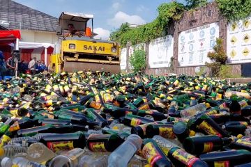 Polres Cirebon Kota musnahkan ribuan botol minuman keras