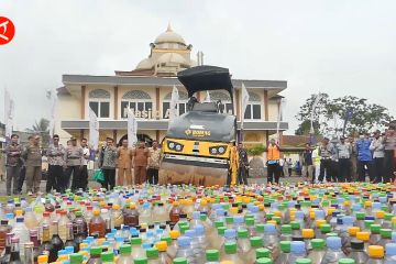 Polres Temanggung musnahkan ribuan botol miras dan tangani kejahatan