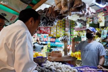 Presiden Jokowi cek harga bahan pokok di Pasar Cigombong