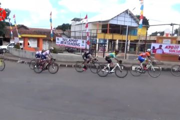 Ketatnya persaingan balap sepeda "Tour de Linggarjati" di Kuningan
