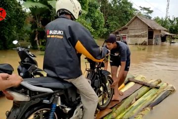 Banjir Pandeglang memutus akses jalan ke sejumlah desa