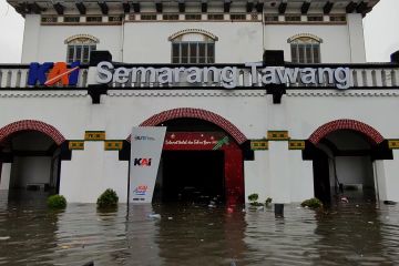 Stasiun Tawang Semarang kebanjiran, jadwal kereta terganggu