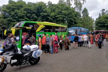 Tamu undangan Jokowi diantar bus