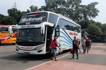 Tiket perjalanan bus di Terminal Cicaheum telah habis terjual