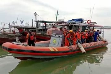 Tim SAR amankan 17 kru kapal tenggelam di perairan Selat Bangka