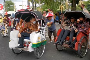 Undangan Jokowi menumpang becak menuju ke Pura Mangkunegaran