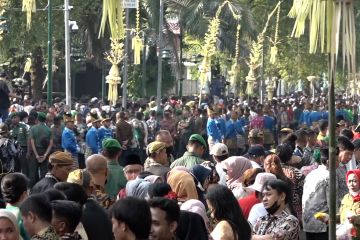 Warga padati Pura Mangkunegaran jelang kirab pengantin Kaesang-Erina