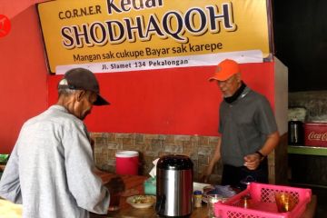 Warung milik pensiunan ASN menyediakan makanan bagi warga tidak mampu