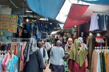 Pasar Tanah Abang ramai pembeli