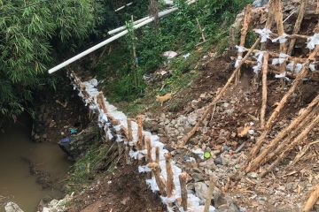 Pemkot Jakbar pasang gabion di lokasi longsor Kembangan