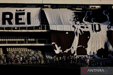 Para pelayat mendatangi Stadion Santos tempat Pele disemayamkan