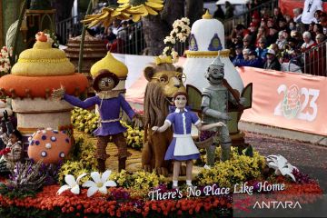 Pawai Kendaraan Hias mewarnai acara Rose Parade ke-134 di Pasadena, AS