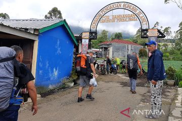 Petugas imbau pendaki Gunung Slamet waspadai potensi cuaca ekstrem