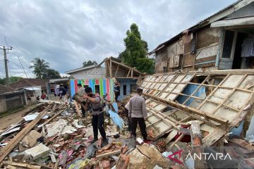 Polres Cianjur bantu pembersihan puing rumah yang roboh akibat gempa