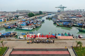 Wali Kota Jakut awasi tanggul pantai di Kalibaru