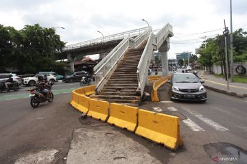 Akses JPO di tengah jalan