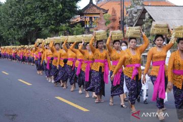 Tradisi Mapeed Hari Raya Galungan di Bali