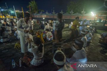 Sembahyang Hari Galungan di Palu