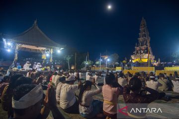 Sembahyang Hari Galungan di Palu