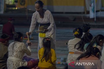 Sembahyang Hari Galungan di Palu