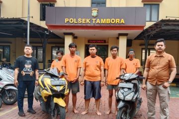 Polisi tangkap tiga polisi gadungan yang curi motor di Tambora