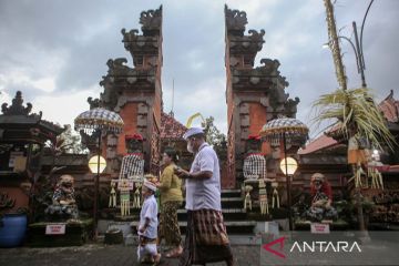 Sembahyang hari raya Galungan di kota Tangerang