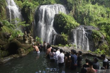 Ritual pembersihan diri di Taman Beji Griya